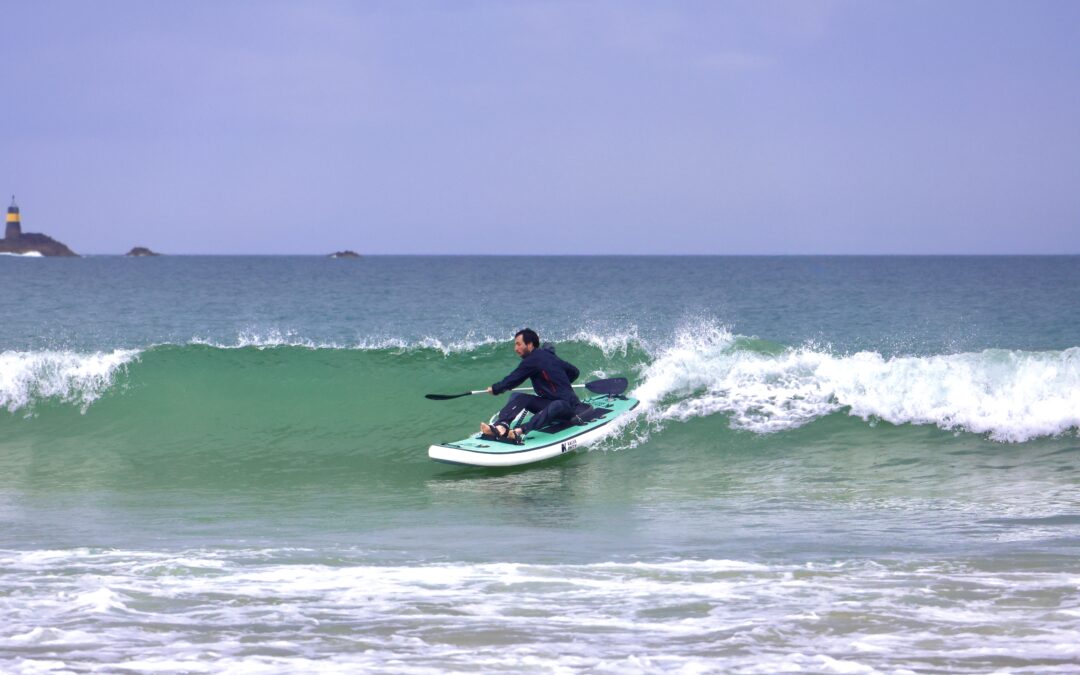 Nouveau : nouvelle discipline, le kayak-surf sur la plage de Longchamp à Saint-Lunaire