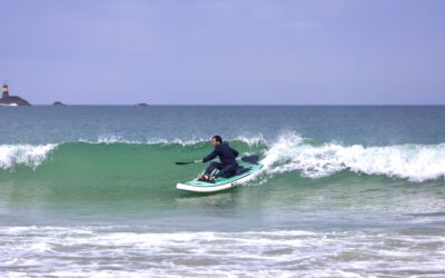 Nouveau : nouvelle discipline, le kayak-surf sur la plage de Longchamp à Saint-Lunaire